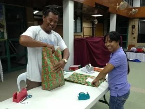 Wrapping_gifts_4